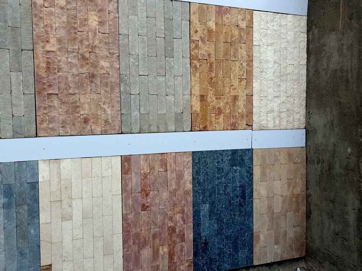 Display wall of split-face stone cladding in several colours